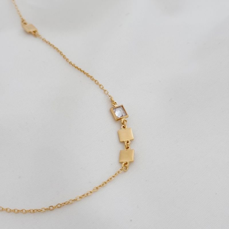 COLAR COM PEDRA CARRE E CHAPAS LISAS EM OURO 18K