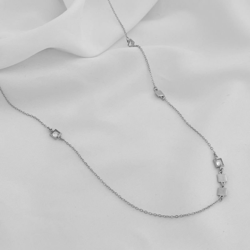 COLAR COM PEDRA CARRE E CHAPAS LISAS EM RÓDIO BRANCO