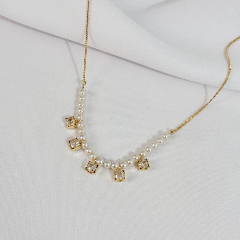 COLAR COM PEROLAS E ZIRCONIA CARRE EM OURO 18K