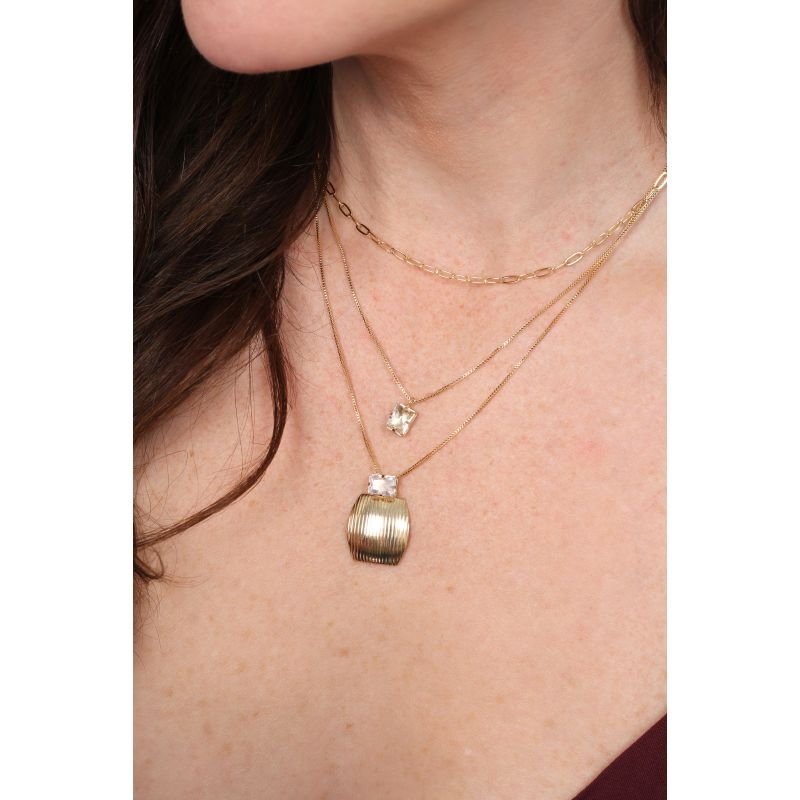 COLAR COM PINGENTE CHAPA RISCADO C/ BAGUETE ZIRCONIA EM OURO 18K