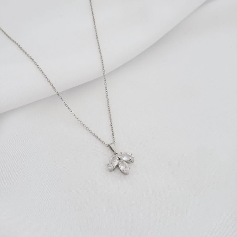 COLAR COM PINGENTE DE 3 NAVETES EM RÓDIO BRANCO