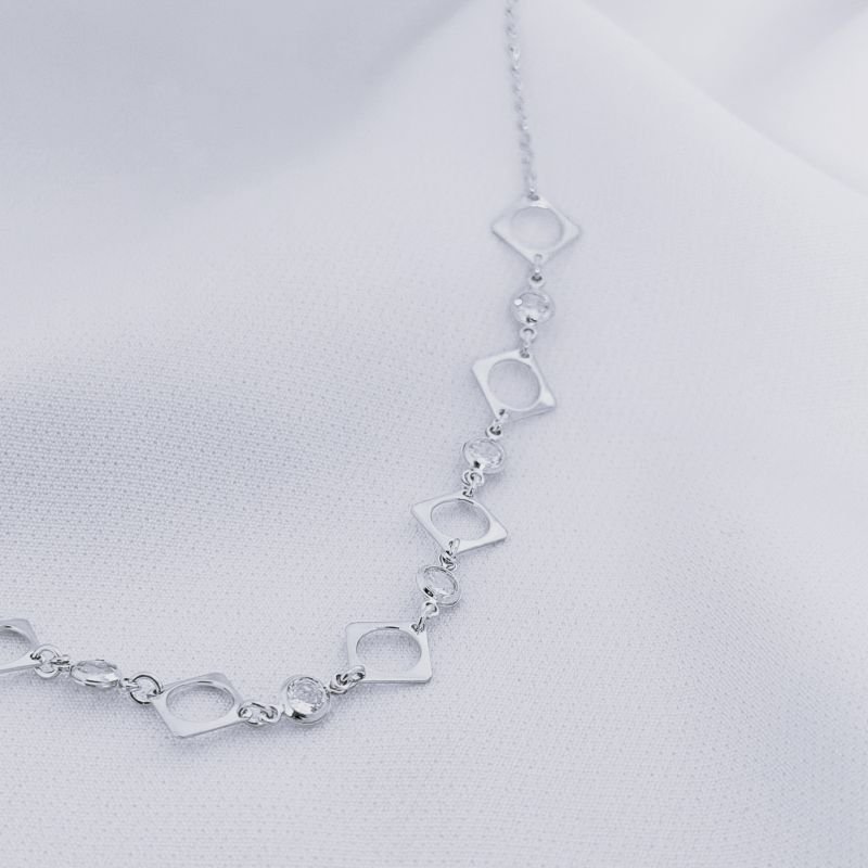 COLAR COM QUADRADOS VAZADOS E ZIRCONIA 45CM + 5CM EM RÓDIO BRANCO