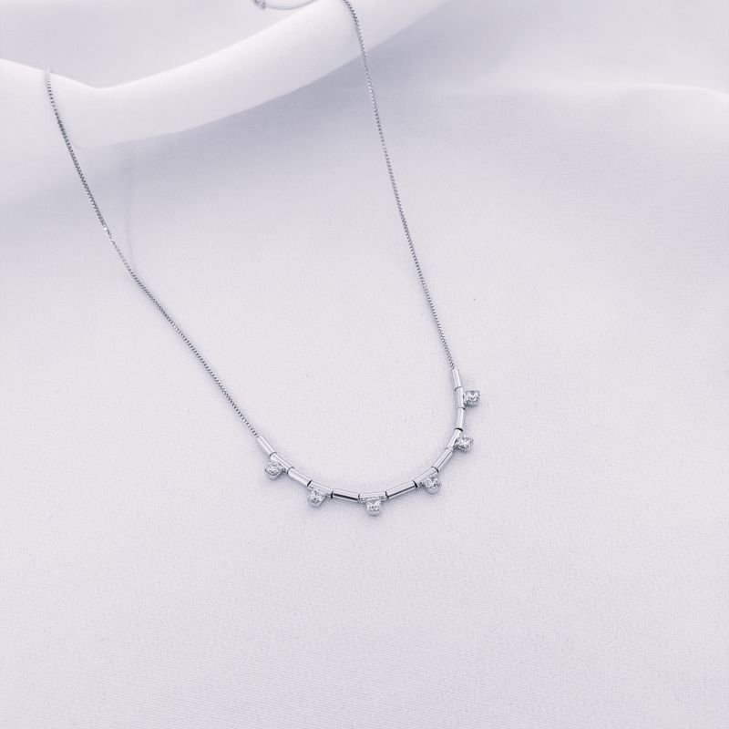 COLAR COM TUBINHOS E ZIRCONIAS 40CM + 10CM EM RÓDIO BRANCO