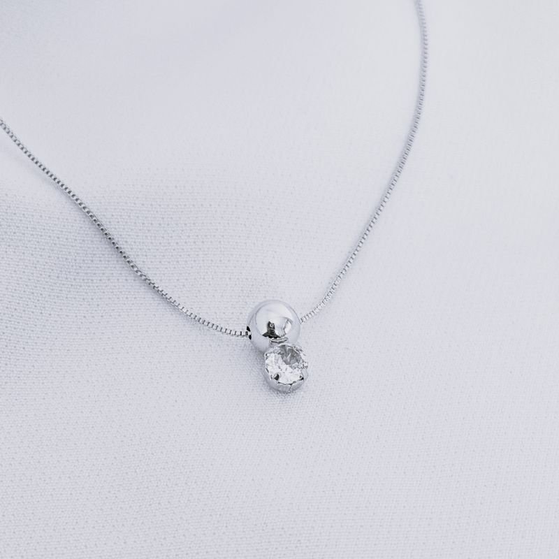 COLAR COM ZIRCONIAS E BOLA DE METAL 40CM+10CM EM RÓDIO BRANCO