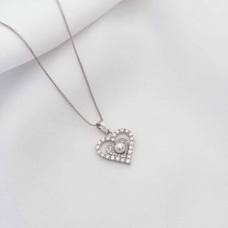 COLAR CORAÇÃO COM ZIRCONIAS E PEROLA CENTRAL EM RÓDIO BRANCO