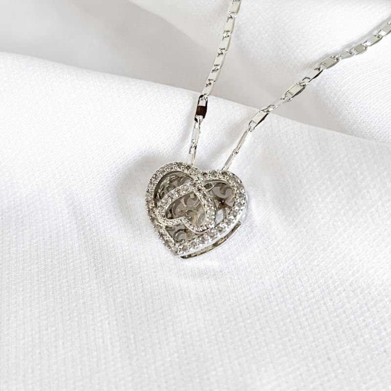 COLAR CORR GUCCI FINA COM CORAÇÃO TRABALHADO E CRAVEJADO EM RÓDIO BRANCO