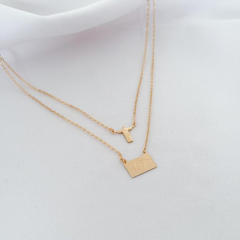 COLAR DUPLO C/ CRISTO REDENTOR E BANDEIRA FECHO AJUSTAVEL EM OURO 18K