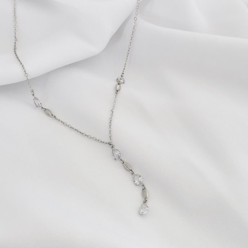 COLAR GRAVATA COM NAVETES LISAS E GOTAS EM RÓDIO BRANCO