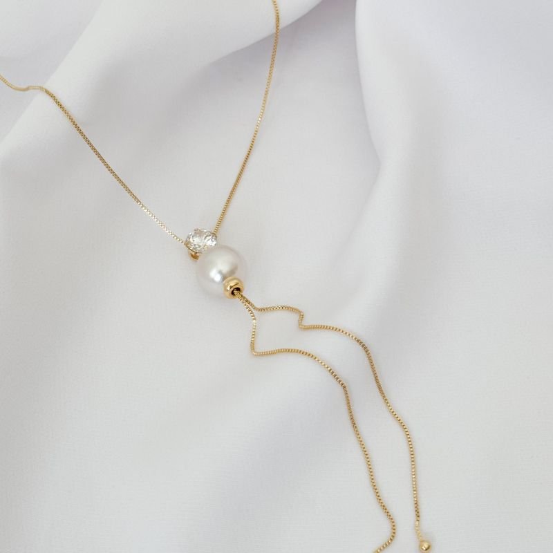 COLAR GRAVATA COM PEROLA E PONTO DE LUZ EM OURO 18K