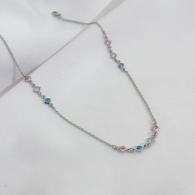 COLAR INFANTIL CARRE COLORIDOS EM RÓDIO BRANCO