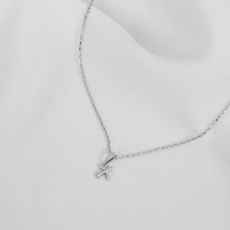 COLAR INFANTIL COM PINGENTE AVIAO EM RÓDIO BRANCO