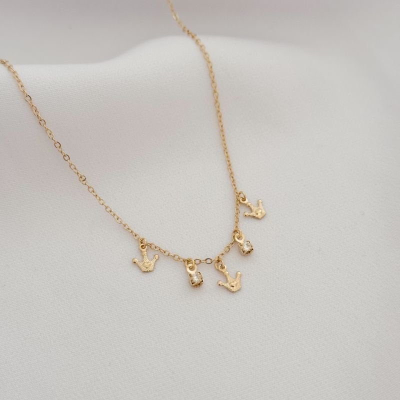 COLAR INFANTIL COM PINGENTE COROA E PONTO DE LUZ EM OURO 18K