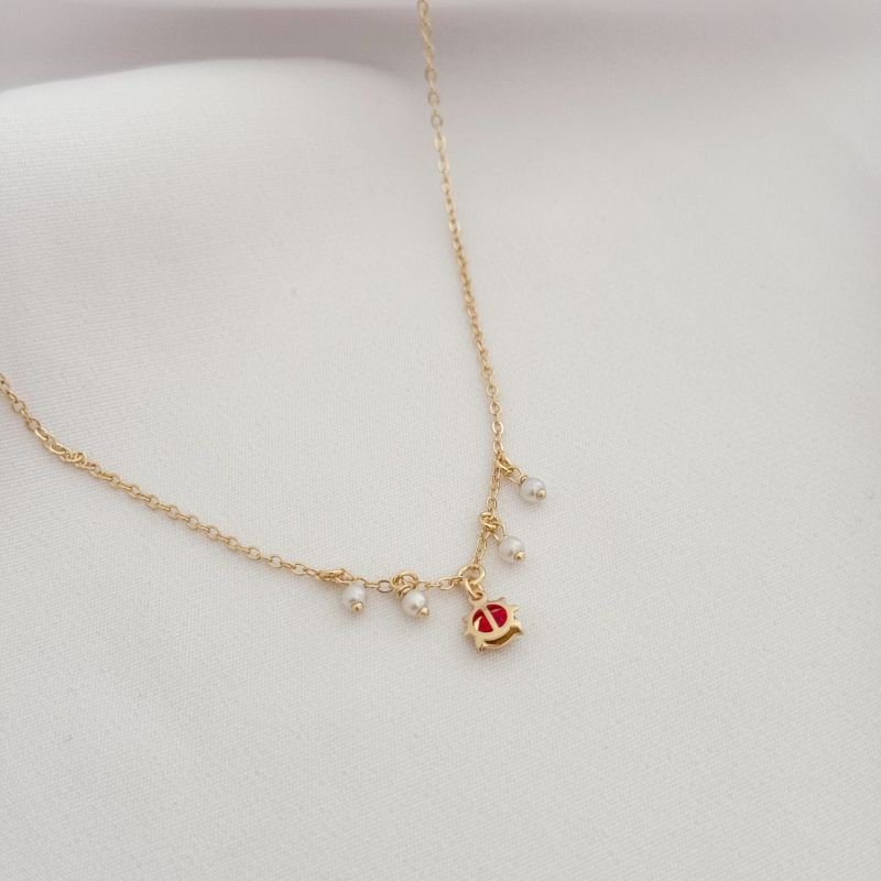 COLAR INFANTIL COM PINGENTE JOANINHA E PEROLAS EM OURO 18K