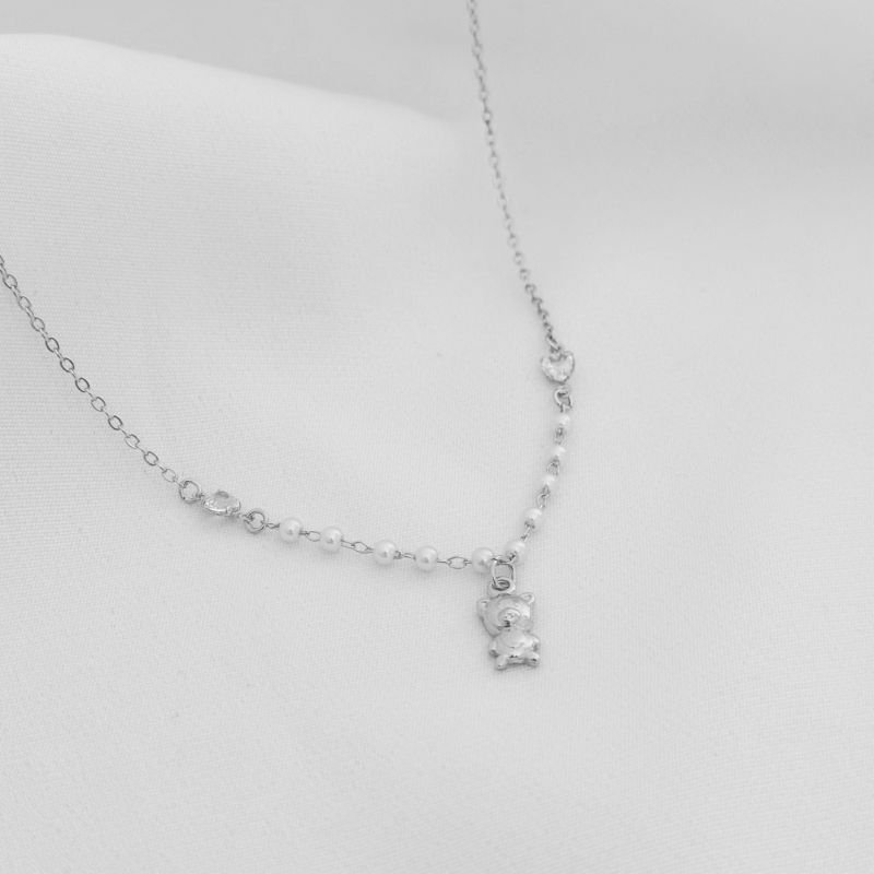 COLAR INFANTIL PEROLA COM PINGENTE URSO EM RÓDIO BRANCO