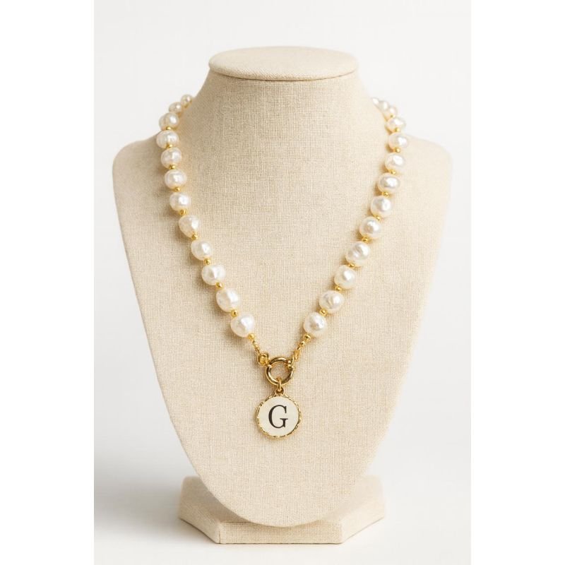 COLAR LETRA COM PEROLA EM OURO 18K