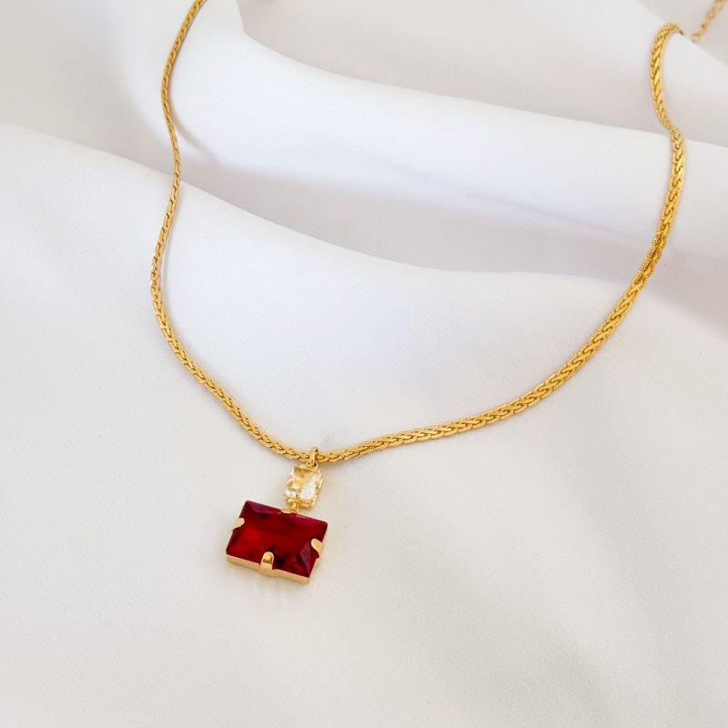 COLAR MALHA TRANÇADA COM PINGENTE RETANGULAR RUBI EM OURO 18K