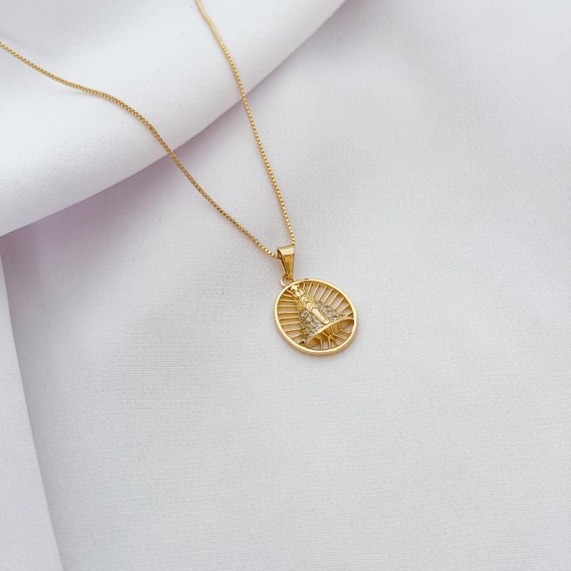 COLAR MANDALA VAZADA COM NOSSA SENHORA CRAVEJADA EM OURO 18K