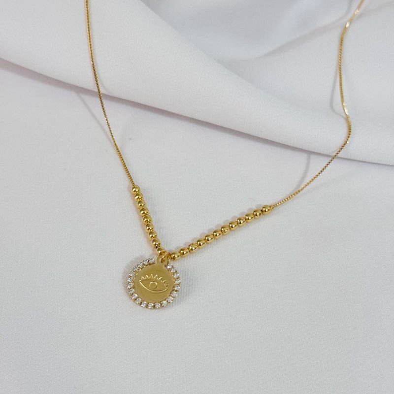 COLAR MEDALHA CRAVEJADA COM OLHO GREGO E BOLINHAS DE METAL EM OURO 18K