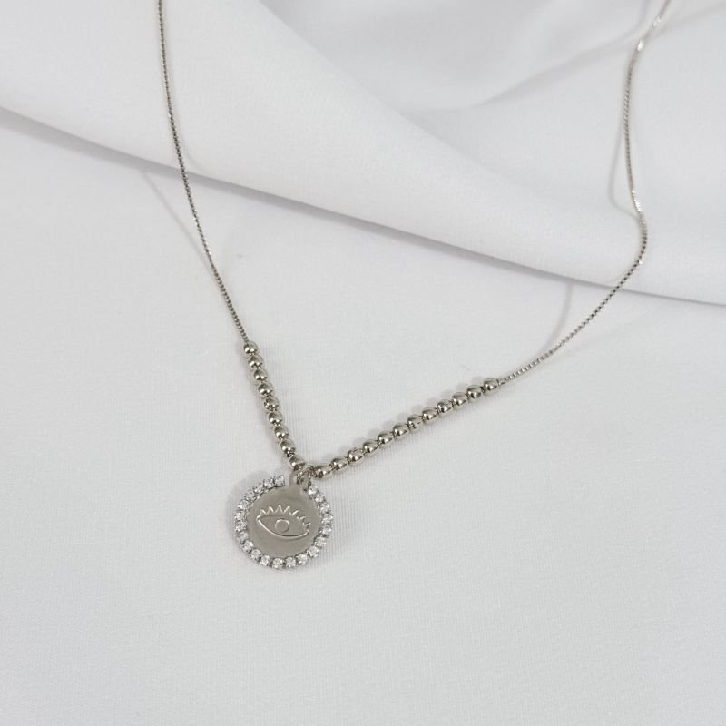 COLAR MEDALHA CRAVEJADA COM OLHO GREGO E BOLINHAS DE METAL EM RÓDIO BRANCO