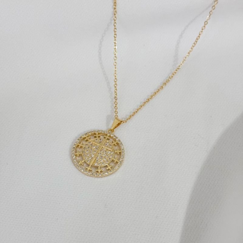 COLAR MEDALHA CRAVEJADA E CRUZ LISA EM OURO 18K