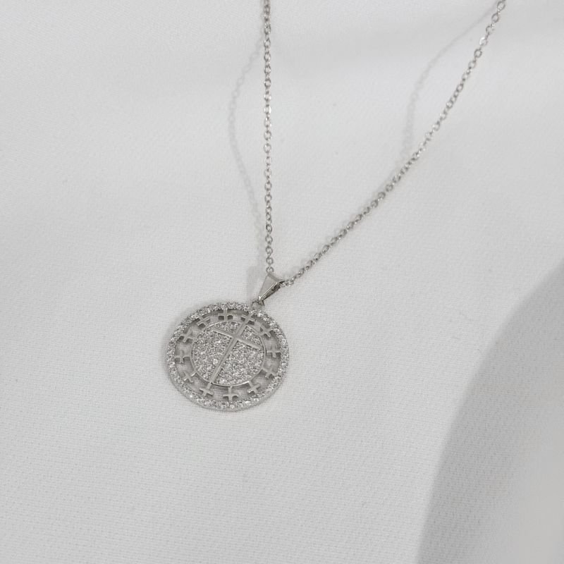 COLAR MEDALHA CRAVEJADA E CRUZ LISA EM RÓDIO BRANCO