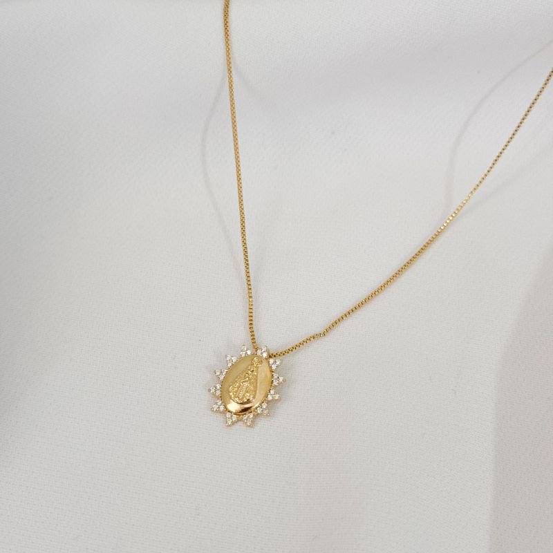COLAR NOSSA SENHORA COM BORDAS CRAVEJADAS EM OURO 18K