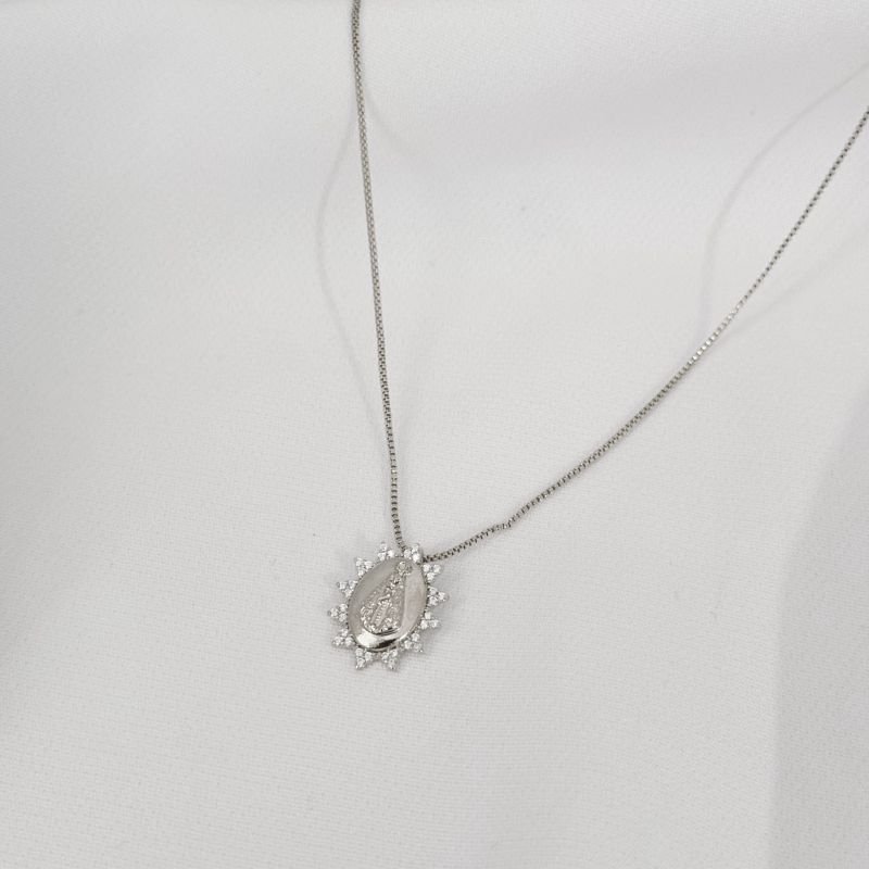 COLAR NOSSA SENHORA COM BORDAS CRAVEJADAS EM RÓDIO BRANCO