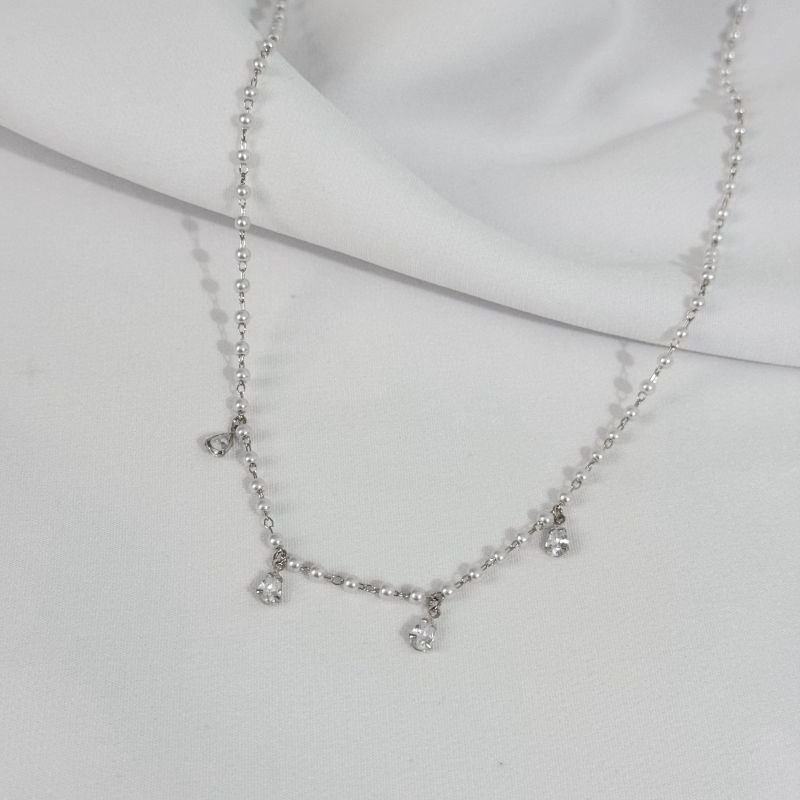 COLAR PEROLAS COM GOTAS EM RÓDIO BRANCO