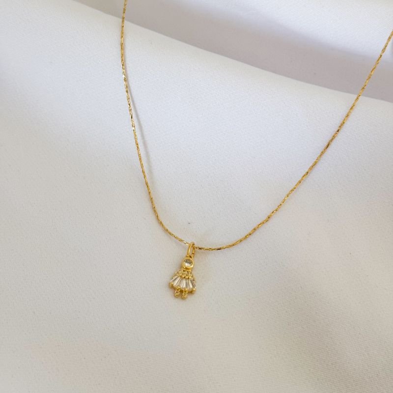 COLAR PINGENTE MENINA COM PEDRAS EM OURO 18K