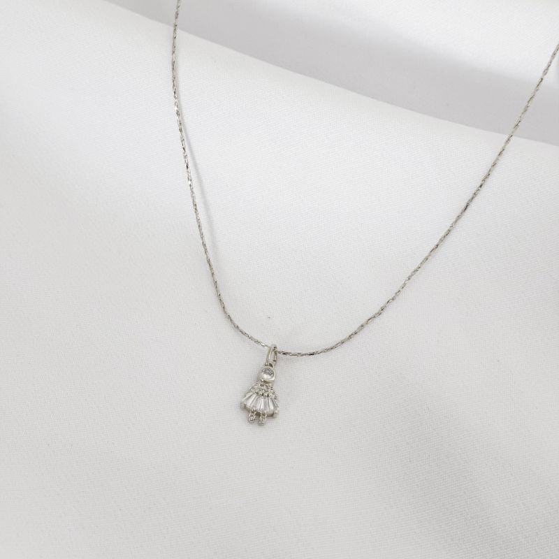 COLAR PINGENTE MENINA COM PEDRAS EM RÓDIO BRANCO