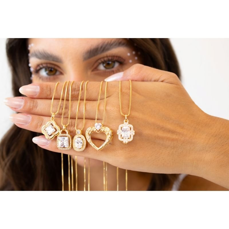 COLAR PINGENTE OVAL CRAVEJADO C/ PONTO DE LUZ EM OURO 18K