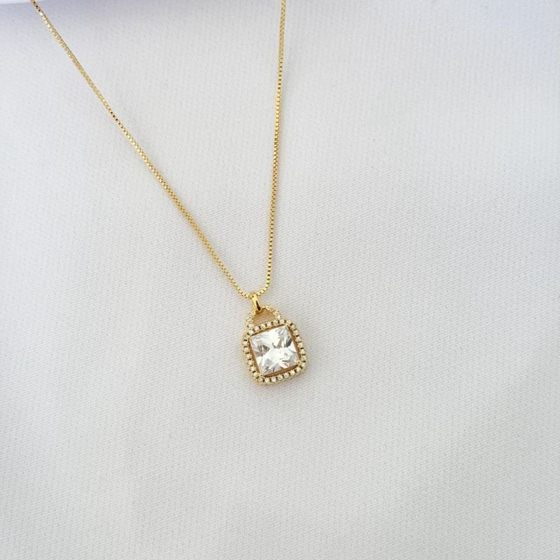 COLAR PINGENTE QUADRADO COM ALCA CRAVEJADO EM OURO 18K