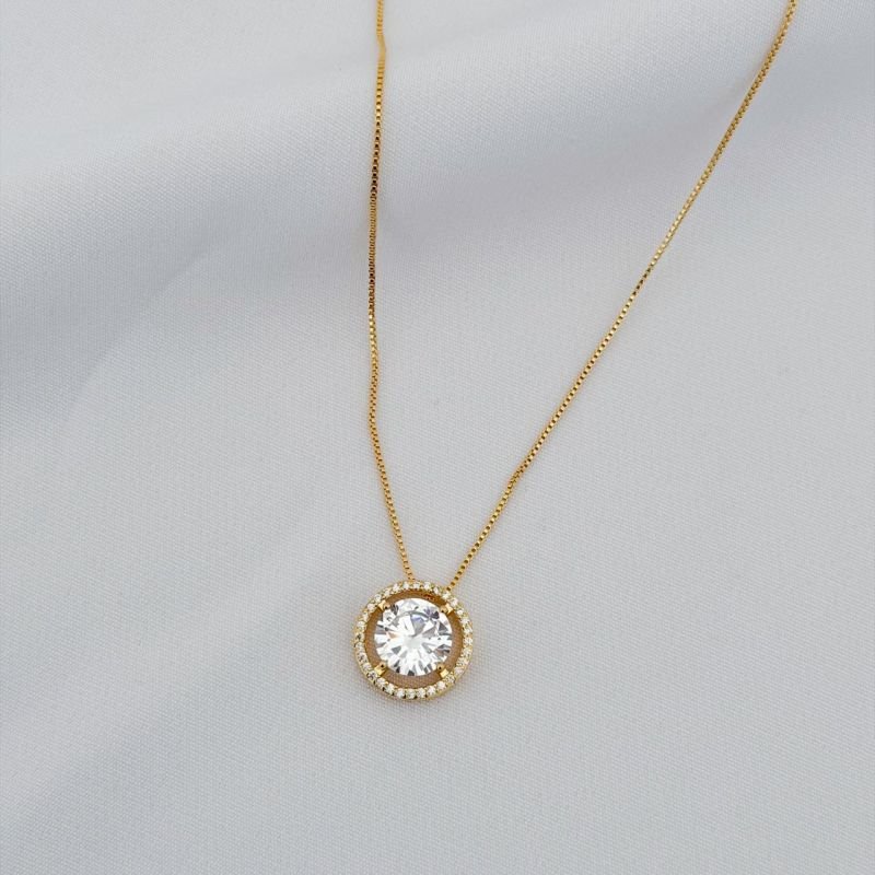 COLAR PINGENTE REDONDO 10MM BORDA CRAVEJADA EM OURO 18K