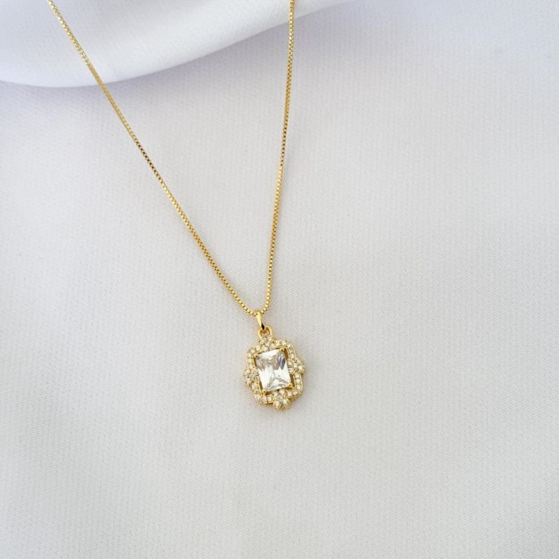 COLAR PINGENTE RETANGULO CRAVEJADO C/ DETALHES EM OURO 18K