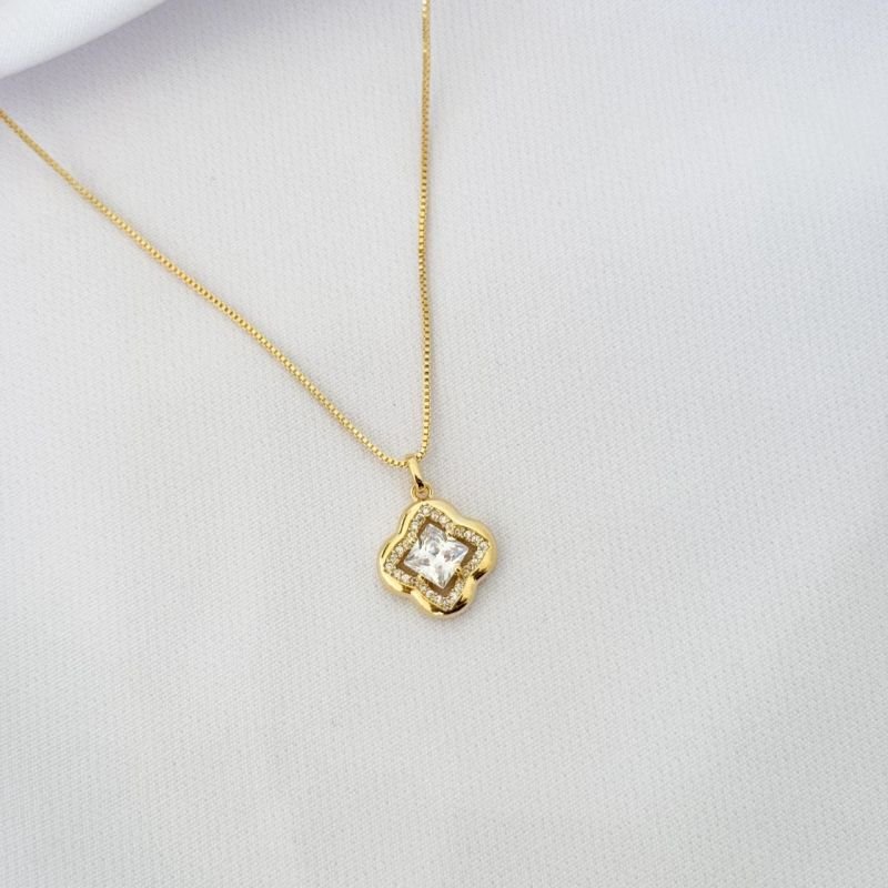 COLAR PINGENTE TREVO CRAVEJADO EM OURO 18K