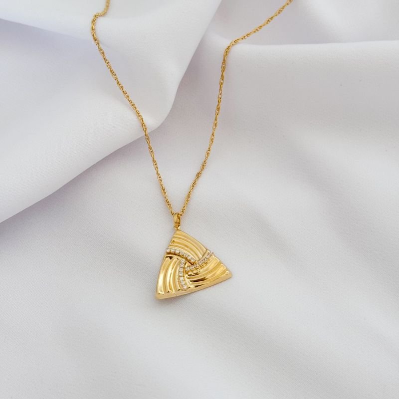 COLAR TRIANGULO DETALHADO COM ZIRCONIA EM OURO 18K