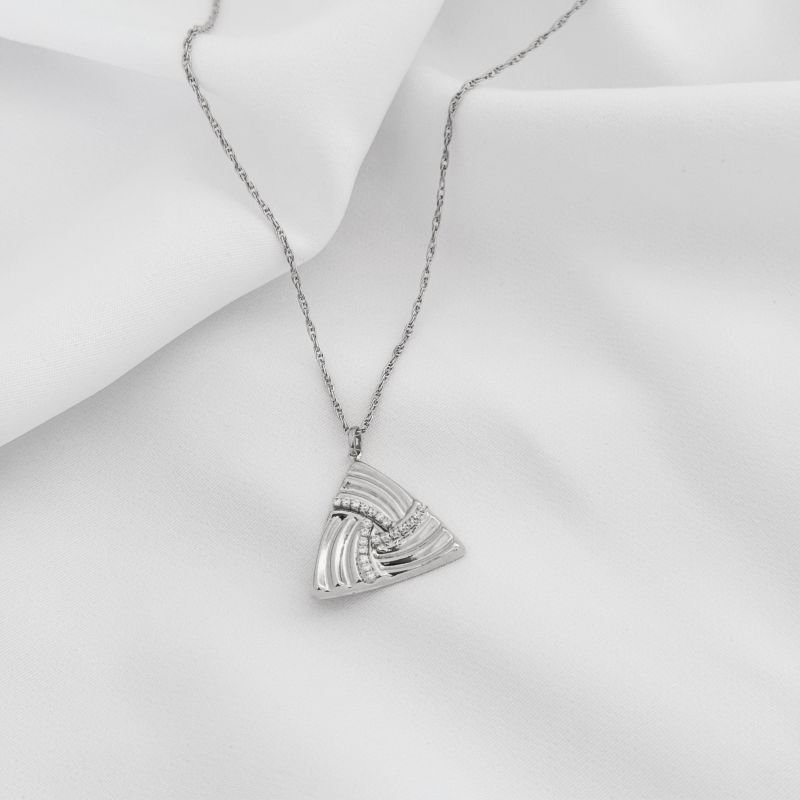 COLAR TRIANGULO DETALHADO COM ZIRCONIA EM RÓDIO BRANCO