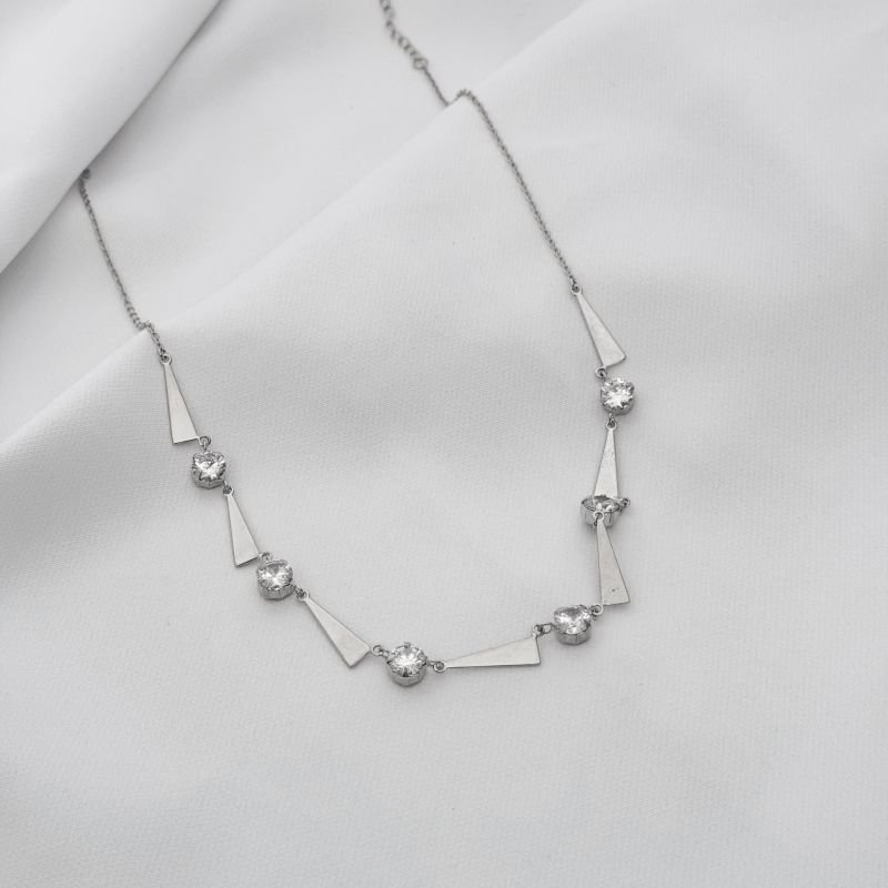 COLAR TRIÂNGULOS LISOS COM ZIRCONIAS EM RÓDIO BRANCO
