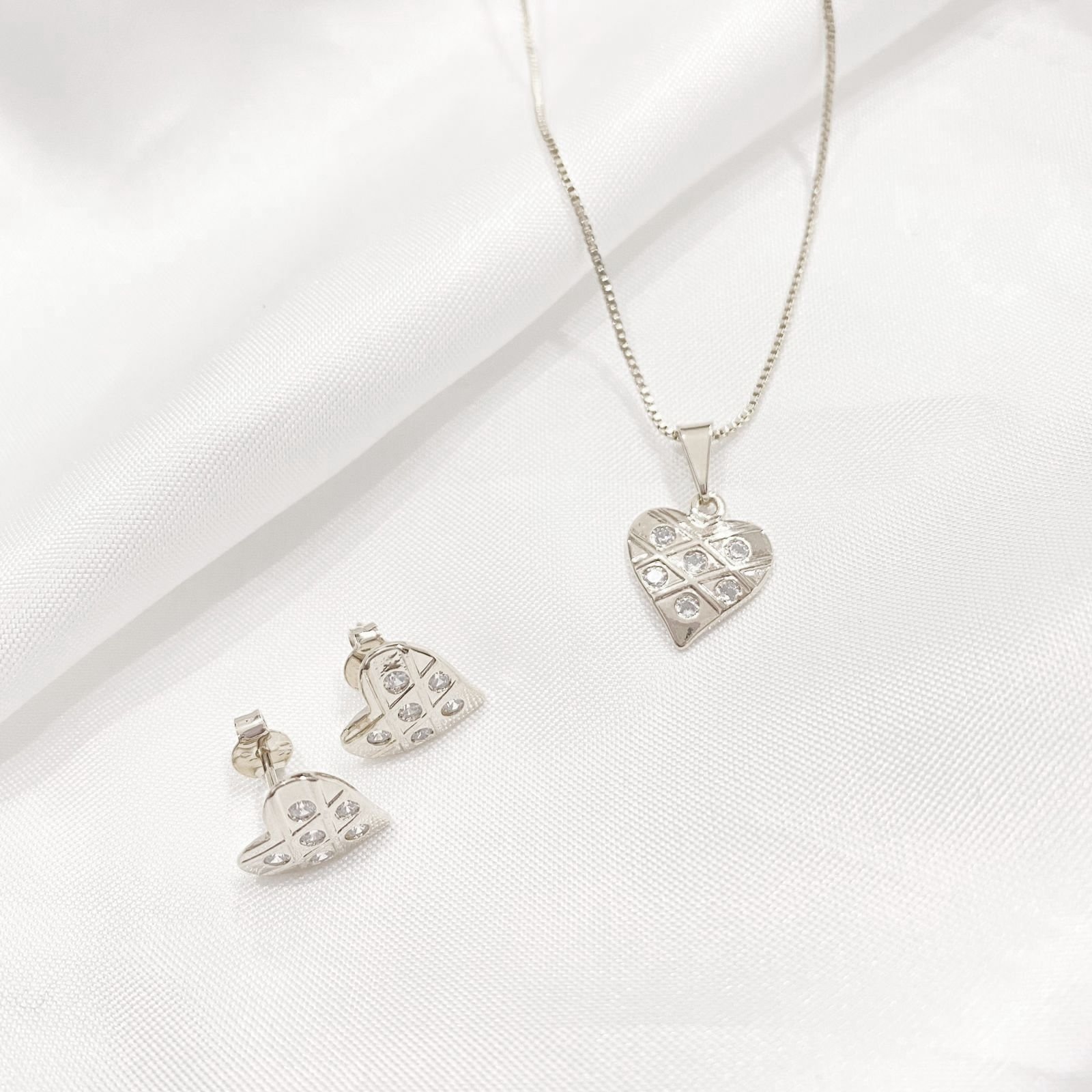 CONJUNTO CORAÇÃO COM ZIRCONIAS EM RÓDIO BRANCO