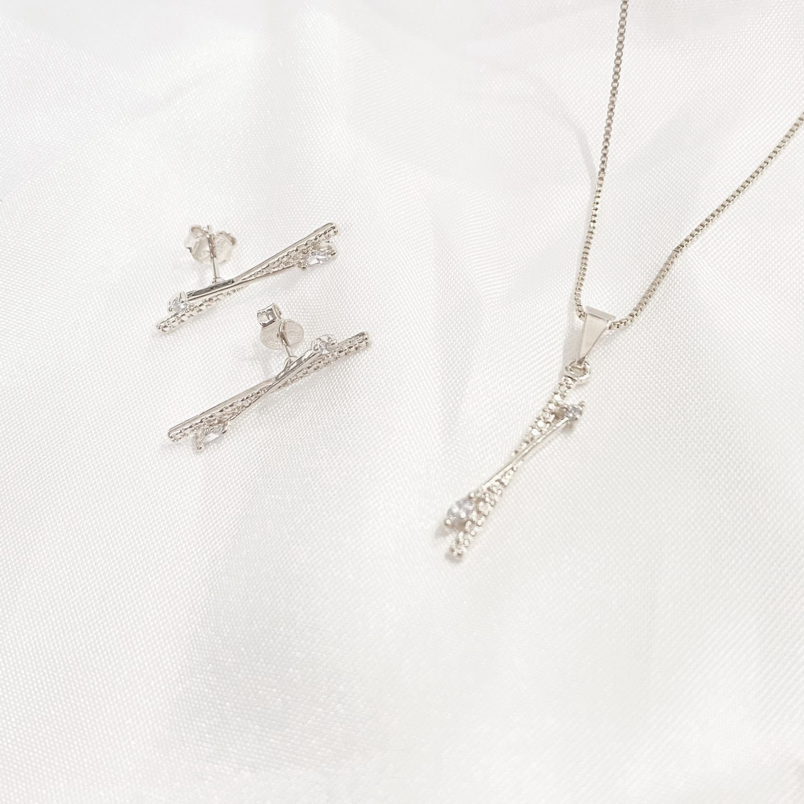 CONJUNTO PALITO TRANÇADO COM ZIRCONIAS EM RÓDIO BRANCO