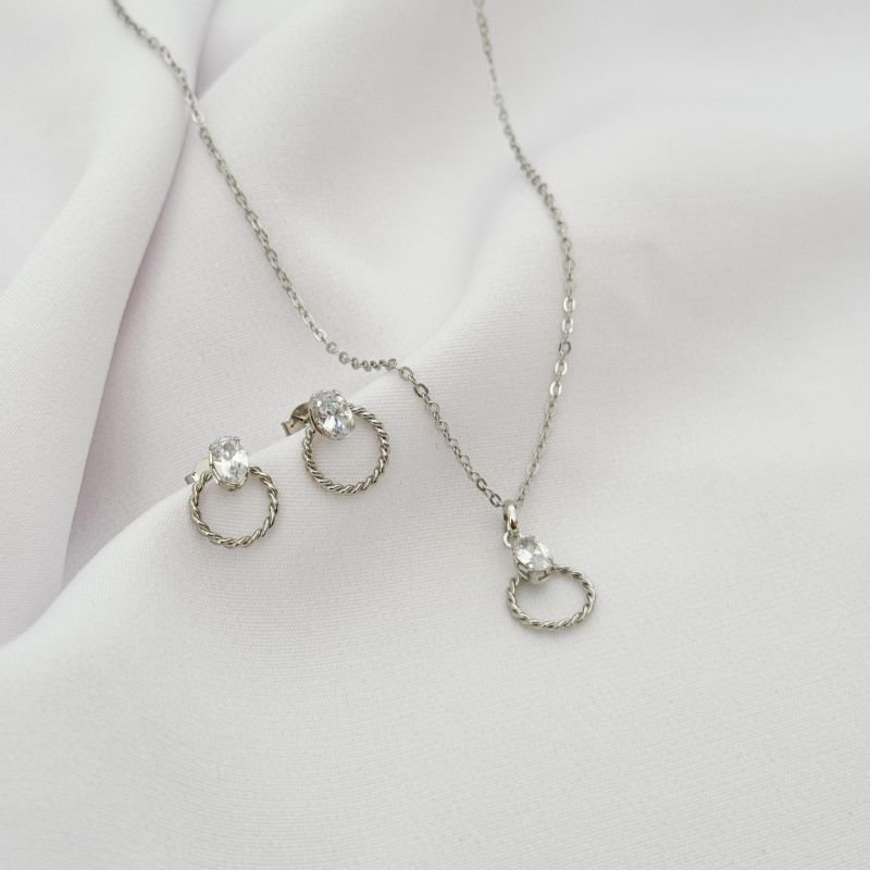 CONJUNTO ARO REDONDO TRABALHADO E ZIRCONIA OVAL EM RÓDIO BRANCO