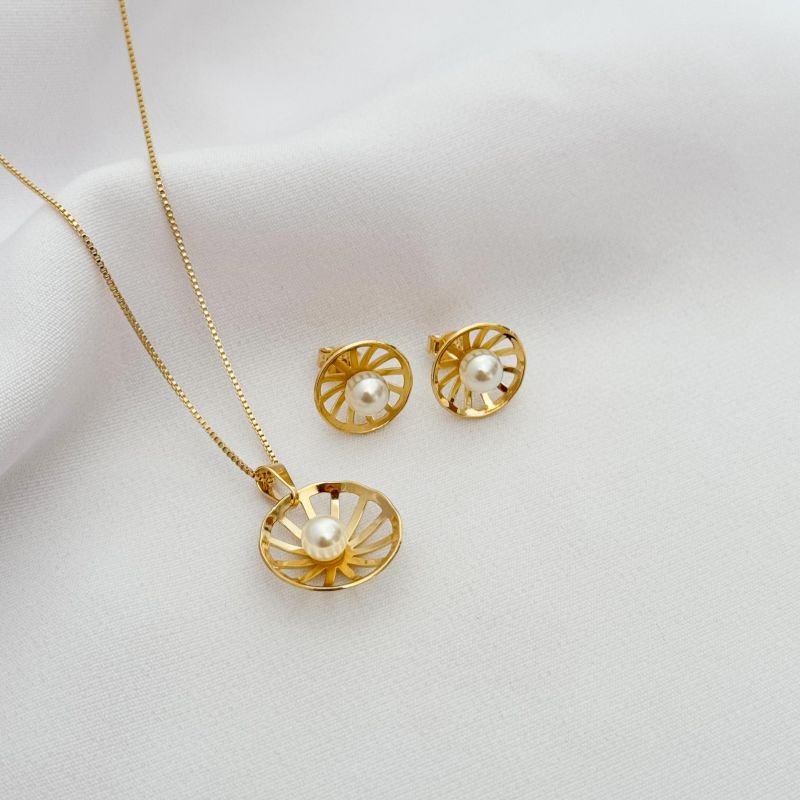 CONJUNTO ARO REDONDO VAZADO COM PEROLA NO CENTRO EM OURO 18K