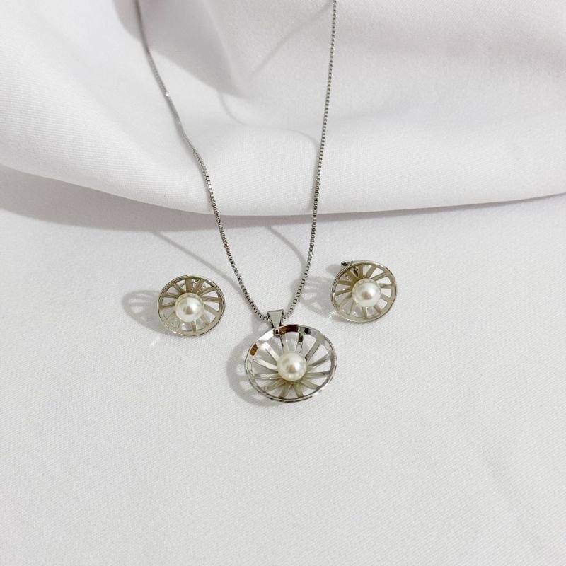 CONJUNTO ARO REDONDO VAZADO COM PEROLA NO CENTRO EM OURO 18K