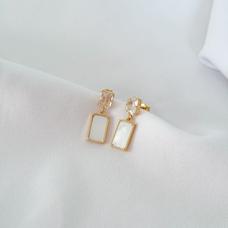 CONJUNTO C/ MADRIPEROLA RETANGULAR E BAGUETE ZIR. EM OURO 18K