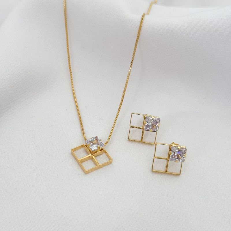 CONJUNTO COM QUADRADOS VAZADOS EM OURO 18K