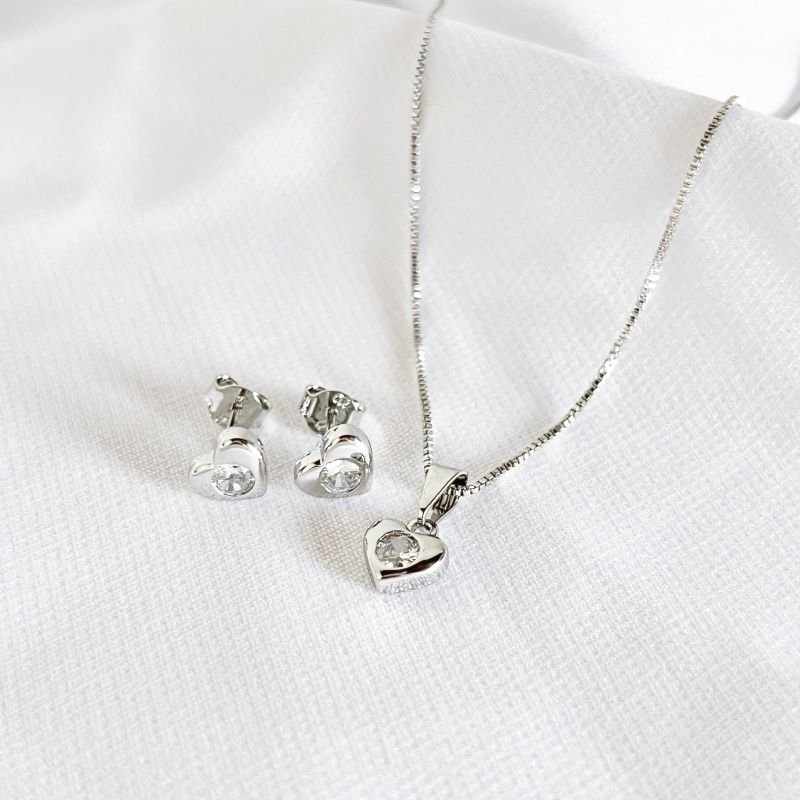 CONJUNTO CORAÇÃO ABAULADO COM ZIRCONIA CENTRAL EM RÓDIO BRANCO