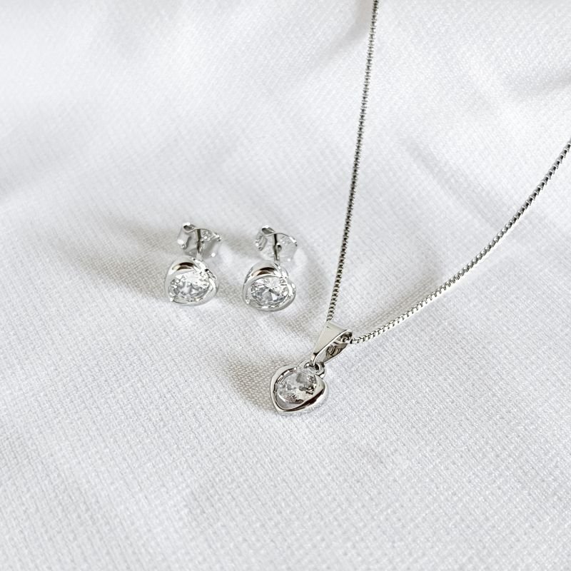 CONJUNTO CORAÇÃO ABAULADO COM ZIRCONIA CENTRAL EM RÓDIO BRANCO