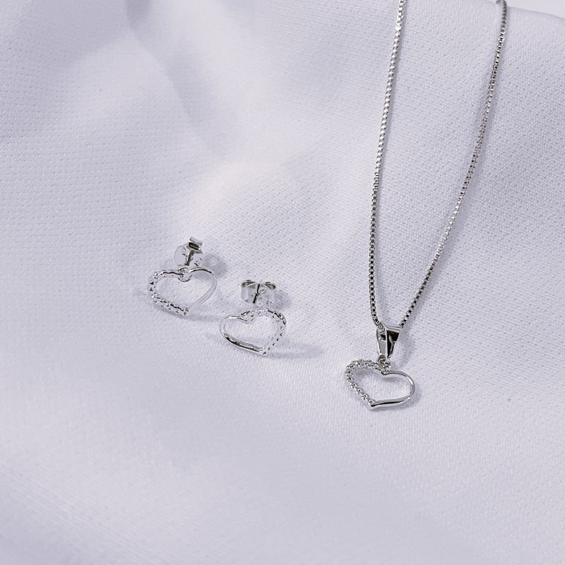 CONJUNTO CORAÇÃO COM DETALHE EM OURO 18K