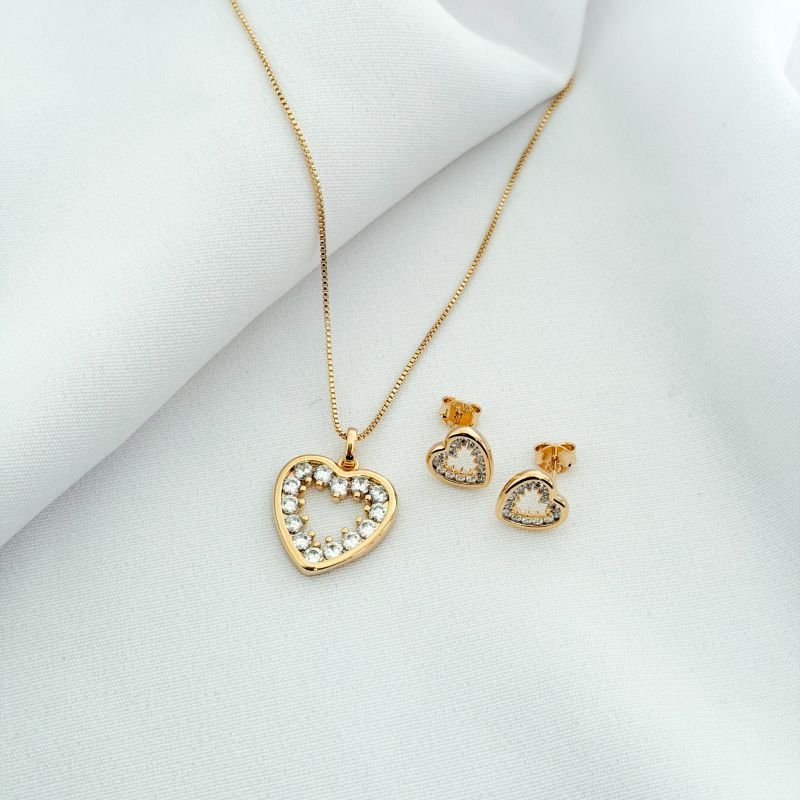 CONJUNTO CORACAO VAZADO CRAVEJADO POR DENTRO 45CM + 5CM EXT. EM OURO 18K