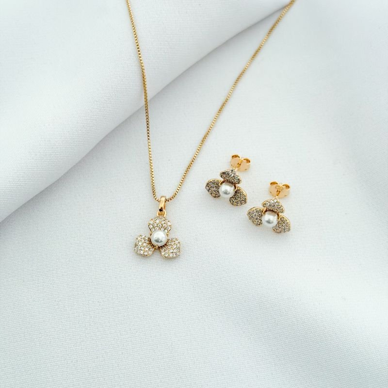 CONJUNTO FLOR C/ 3 PETALAS CRAVEJADA E PEROLA EM OURO 18K